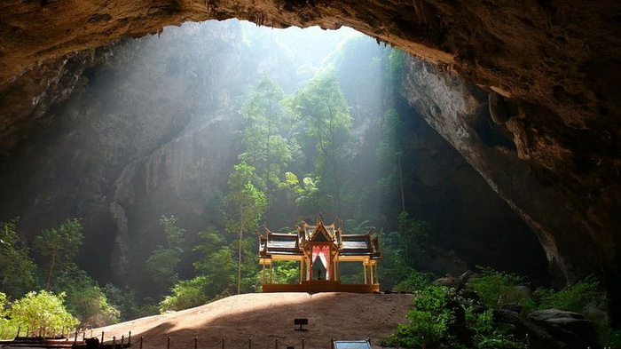 Павильон Kuha Karuhas в таиландской пещере Phraya Nakhon