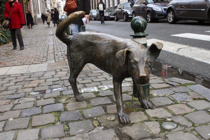 Статуя писающей дворняги в Брюсселе
