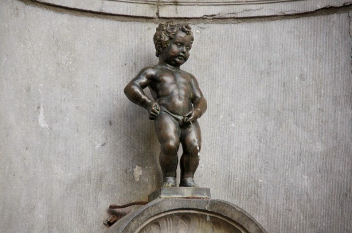 Статуя писающего мальчика в Брюсселе