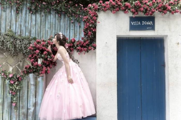 Китаянка устроила для себя одиночную фотосессию в свадебном платье.
