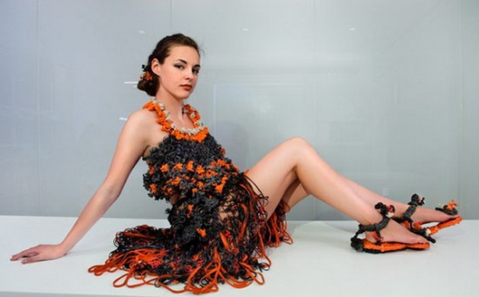 Модное платье из резинок для волос от дизайнера Маргариты Милевой