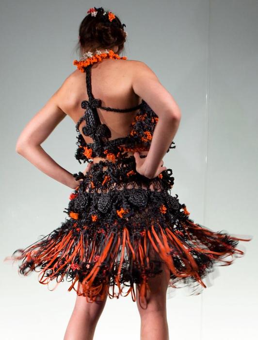 Модное платье из резинок для волос от дизайнера Маргариты Милевой