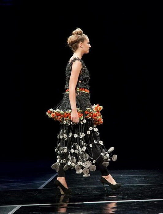 Дизайнеры представили странные модные новинки: платье из мусорного пакета и кроссовки-носки
