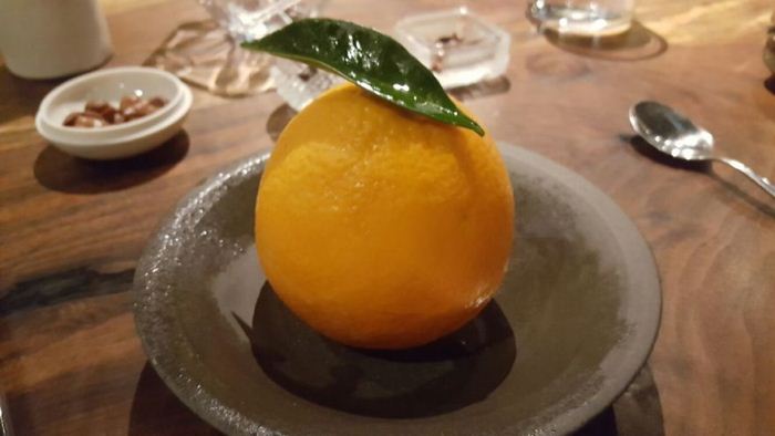 Цитрусовый коктейль в кожуре апельсина.