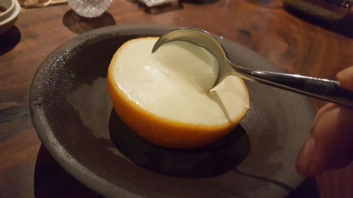 Цитрусовый коктейль в кожуре апельсина.
