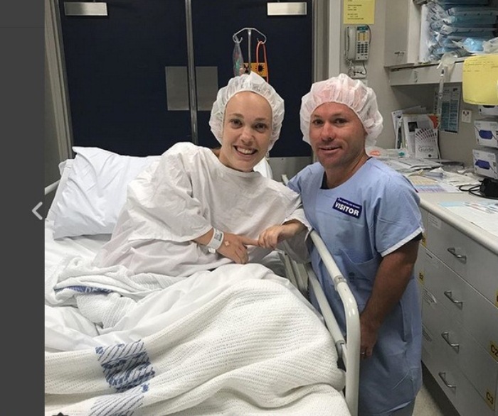 Чарли и Каллен в больнице после после рождения второй дочери.