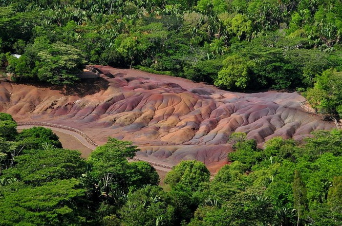 Разноцветные дюны на острове Маврикия