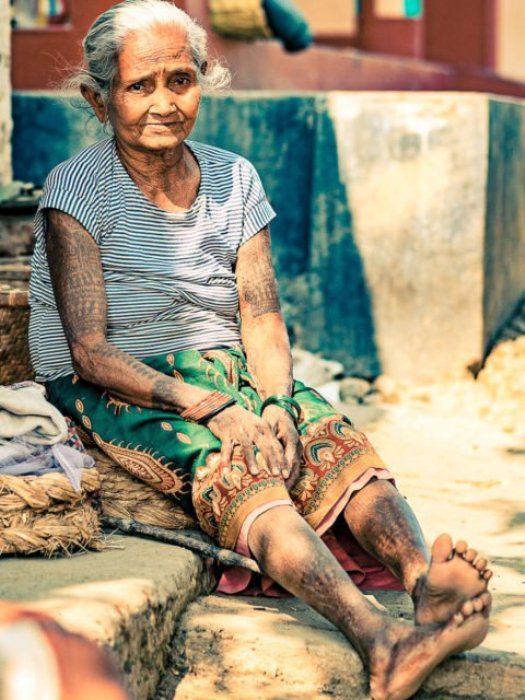 В племени тхару осталось всего несколько женщин с татуировками.