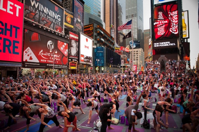 Йоги на Таймс-сквер в день летнего солнцестояния (Нью-Йорк)