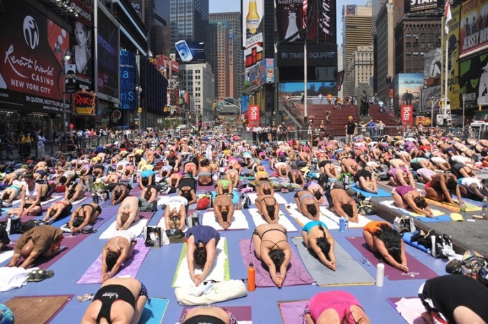 Йоги на Таймс-сквер в день летнего солнцестояния (Нью-Йорк)