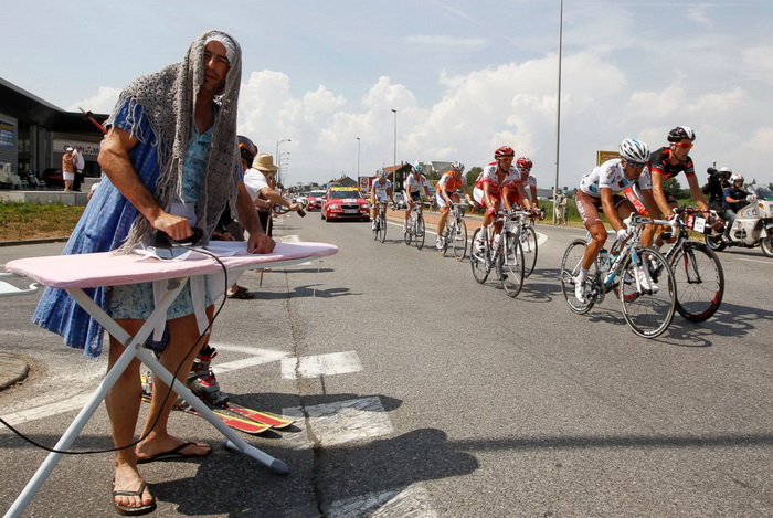 Тур де Франс, Station des Rousses - Morzine-Avoriaz, 2010. Ожидая гонщиков, фанаты порой находят для себя очень оригинальные занятия