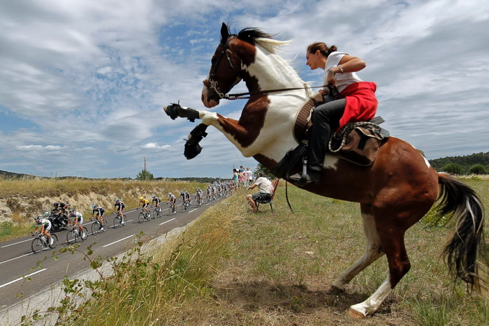 Тур де Франс, Сен-Поль-Труа-Шато - Кап Даг, 2012. Некоторые болельщики приезжают на гонку верхом