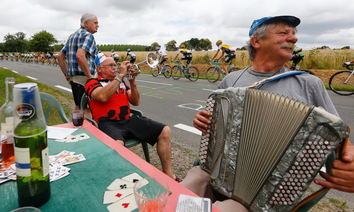 Тур де Франс, Ренн - Мур-де-Бретань, 2015. Болельщики устроили настоящий музыкальный концерт