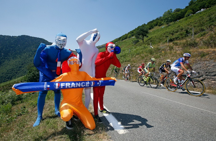 Тур де Франс, По - Котере, Пиренеи, 2015. Болельщики одеты в костюмы цвета французского флага