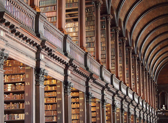 Богатейшая библиотека в Тринити-колледже, Ирландия