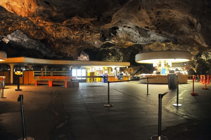 Буфет в Карлсбадских пещерах (США)