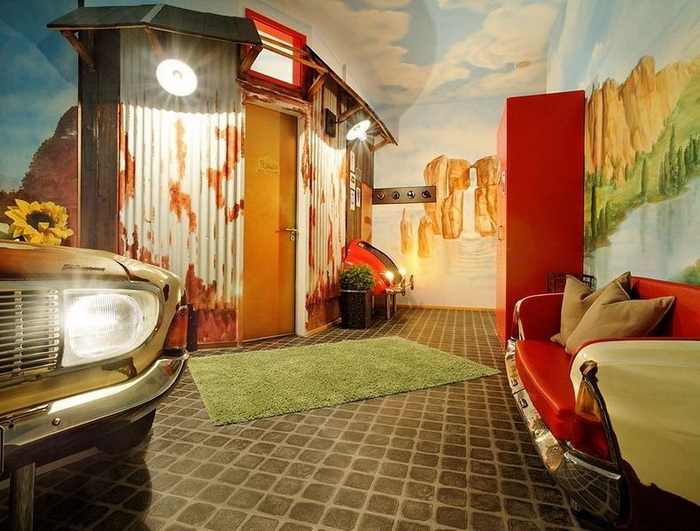 Необычный отель V8 для автолюбителей (Штутгарт, Германия)