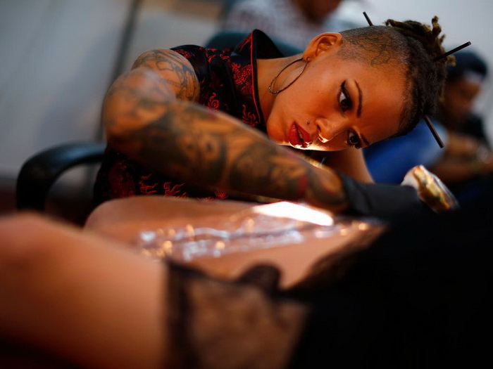 Мастер татуажа за работой на фестивале Venezuela Expo Tattoo