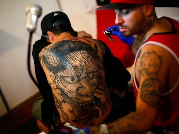 Мастер татуажа за работой на фестивале Venezuela Expo Tattoo