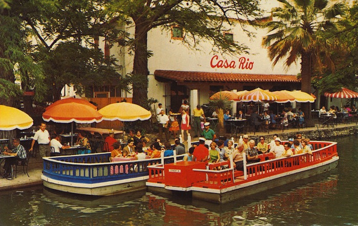 Мексиканский ресторан Casa Rio на набережной реки Сан-Антонио, штат Техас, 1973