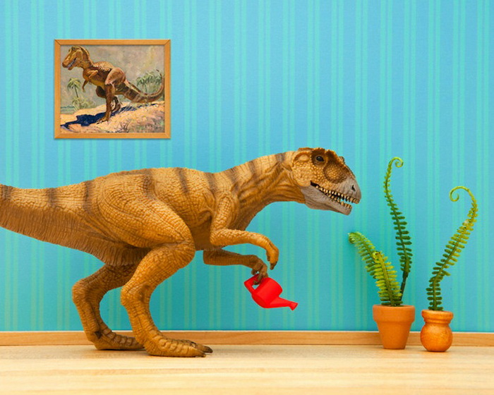 Тайная жизнь игрушек в фотопроекте Джеффа Фрисена. Динозавр-садовод Norbert