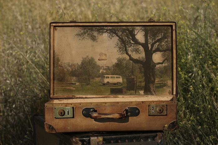 Memory Suitcases. Необычные картины от художника Yuval Yairi