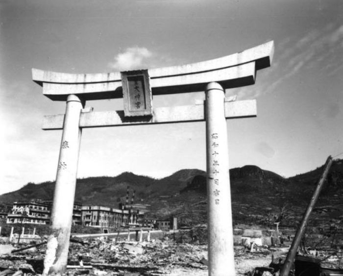 Цементная арка(Тори), пережившая падение атомной бомбы