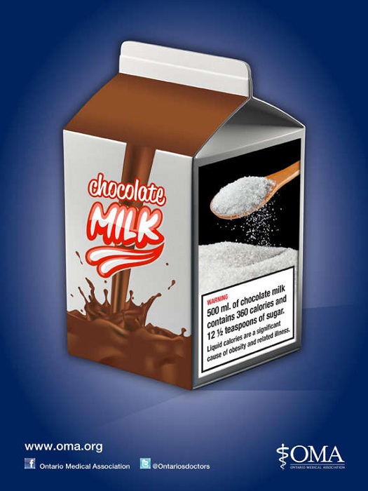 Надпись на коробке шоколадного молока: «500 мл  шоколадного молока содержит 360 ккал и 12 с половиной ложек сахара. Жидкие калории – одна из причин ожирения и связанных с ним болезней»