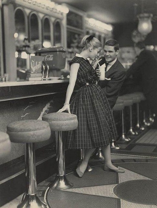 Девушка в роскошном платье на свидании в кафе.