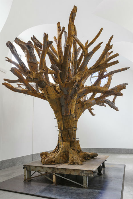 Самая  крупная и сложная работа из представленных на выставке – это, безусловно, скульптура Iron Tree