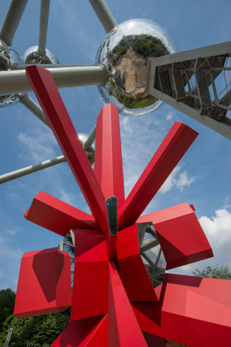 Инсталляция была помещена рядом со знаменитой достопримечательностью бельгийской столицы, гигантским сооружением Atomium.