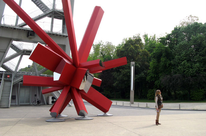 Интересная скультура Арика Леви была представлена в Брюсселе.