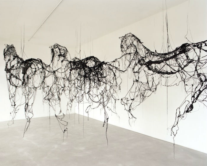 Французская художница и дизайнер Сандрин Пеллетье создаёт удивительного вида инсталляции из шерстяных нитей и латекса