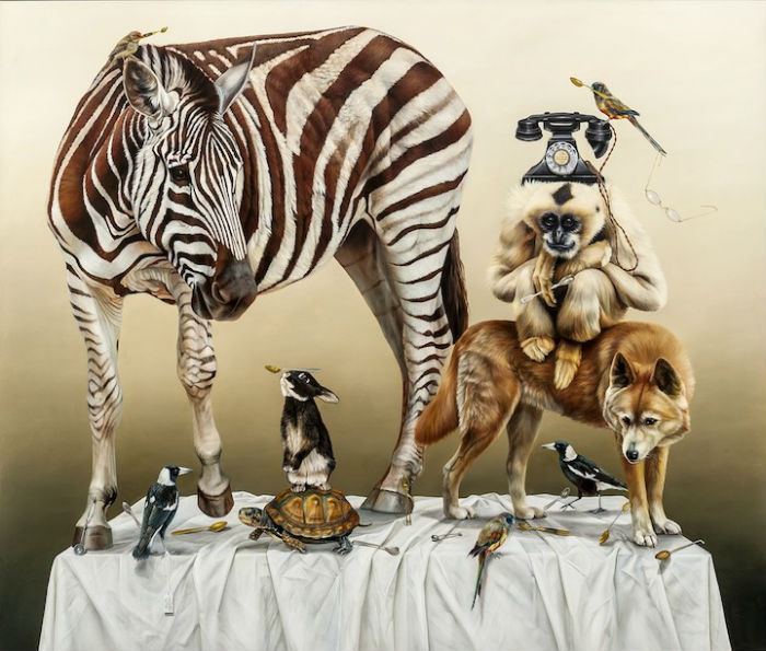 Своих животных художница изображает на белой скатерти в окружении немного абсурдных и несколько, как кажется, неуместных деталей