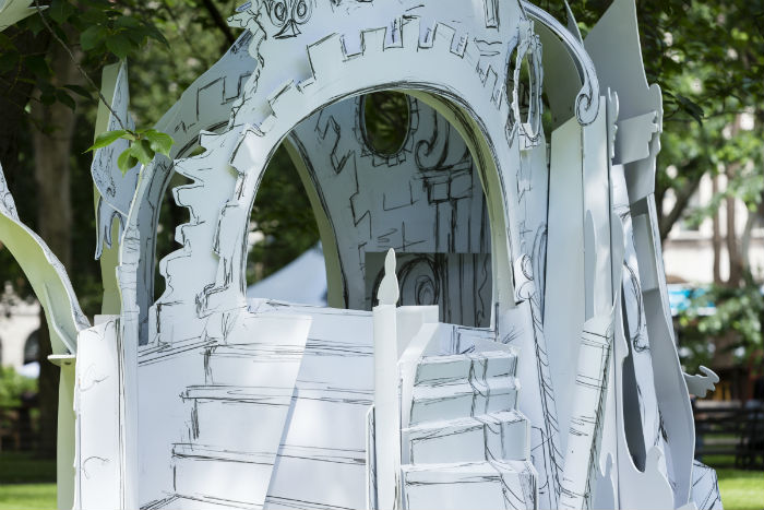 Каждый  павильон скульптора состоит из тонких алюминиевых пластин с порошковым напылением, на которые нанесён схематичный рисунок
