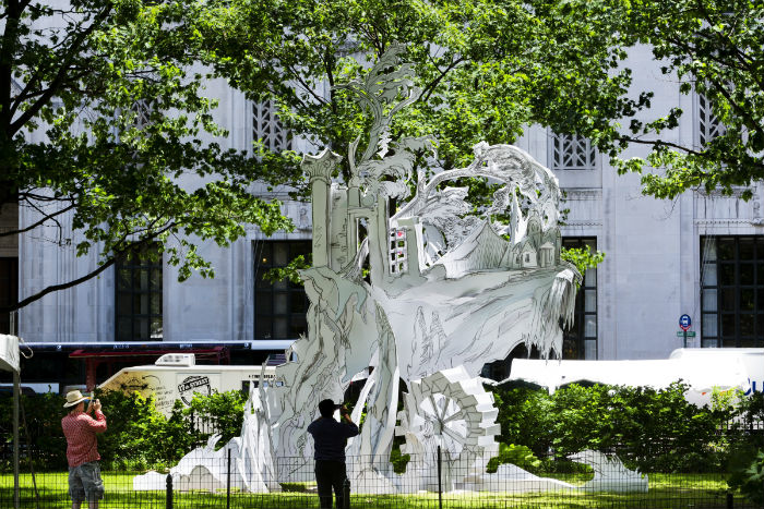 В нью-йоркском парке Мэдисон-сквер открылась выставка масштабных скульптурных инсталляций художницы и скульптора Рейчел Файнштейн 
