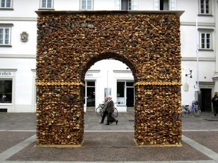 Arc de Triomphe from the Waste of a Civilization - впечатляющая инсталляция в Австрии