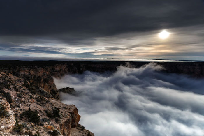 Редкое и прекрасное природное явление - густой туман в Гранд-Каньоне 