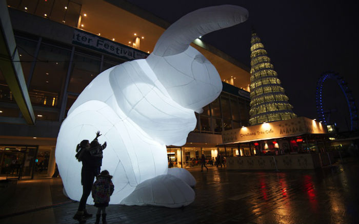  Гигантские  скульптуры надувных кроликов на фестивале света в Лондоне