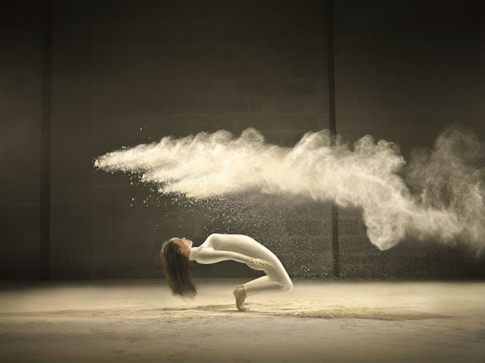 Динамичные фотографии танцоров в облаках из молочного порошка 