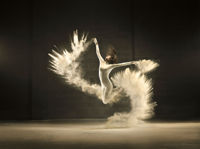 Динамичные фотографии танцоров в облаках из молочно-белого порошка