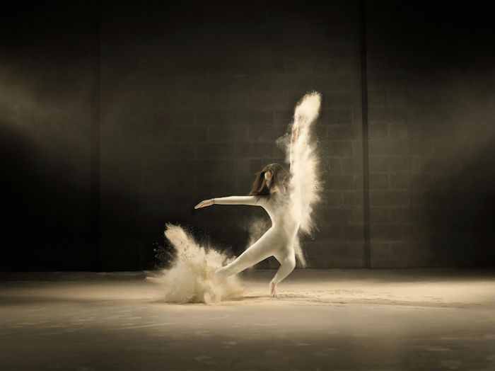Фотографии танцоров-акробатов, исполняющих невероятные па в сопровождении динамичных порошковых «облаков»