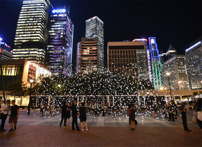Мастер интерактивных инсталляций Джим Кэмпбелл представил на площади Эдинбург-плейс в Гонконге новую интерпретацию своей световой установки Scattered Light 