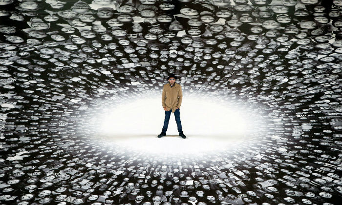 JR на фоне собственной инсталляции в Пантеоне