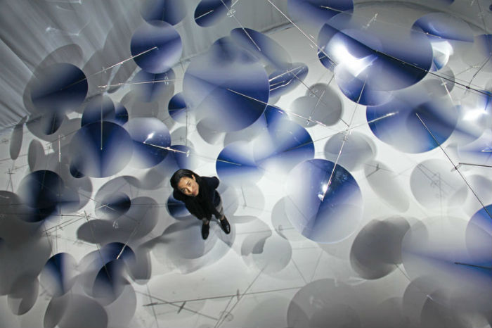 Дизайнер из Японии Нао Тамура представила на неделе дизайна в Милане свою новую пространственную композицию Interconnection («Взаимосвязь»)