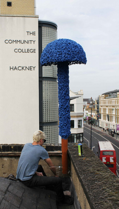 Гриб на крыше лондонского здания, арт-перформанс художника  Christiaan Nagel