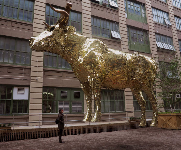 Не сотвори себе кумира: скульптура золотого быка в центре Нью-Йорка