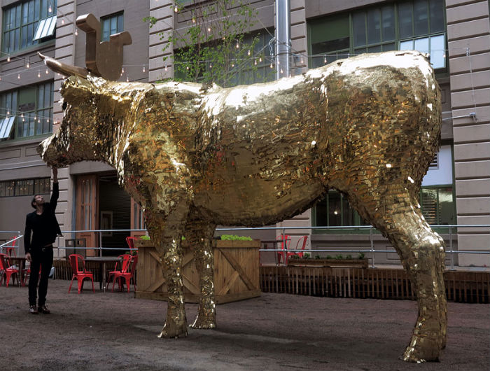К открытию выставки NYCxDESIGN в Нью-Йорке, известный скульптор и дизайнер Себастьян Эрразуриз соорудил гигантского золотого быка