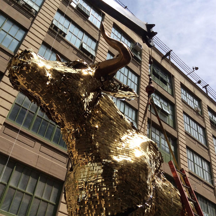  Помимо явной отсылки к библейской истории о золотом тельце, бык Эрразуриза напоминает быка с Уолл Стрит