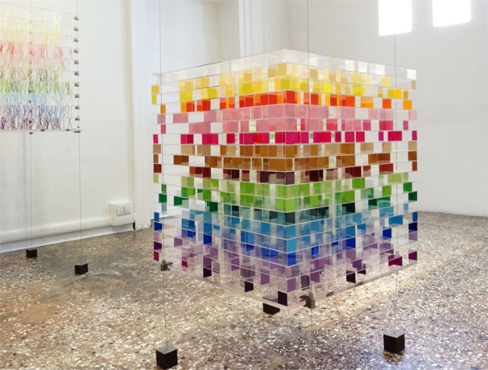 Художница Эммануэль Муро представила на 14-й Венецианской архитектурной биеннале свою новую пространственную композицию See beyond colors